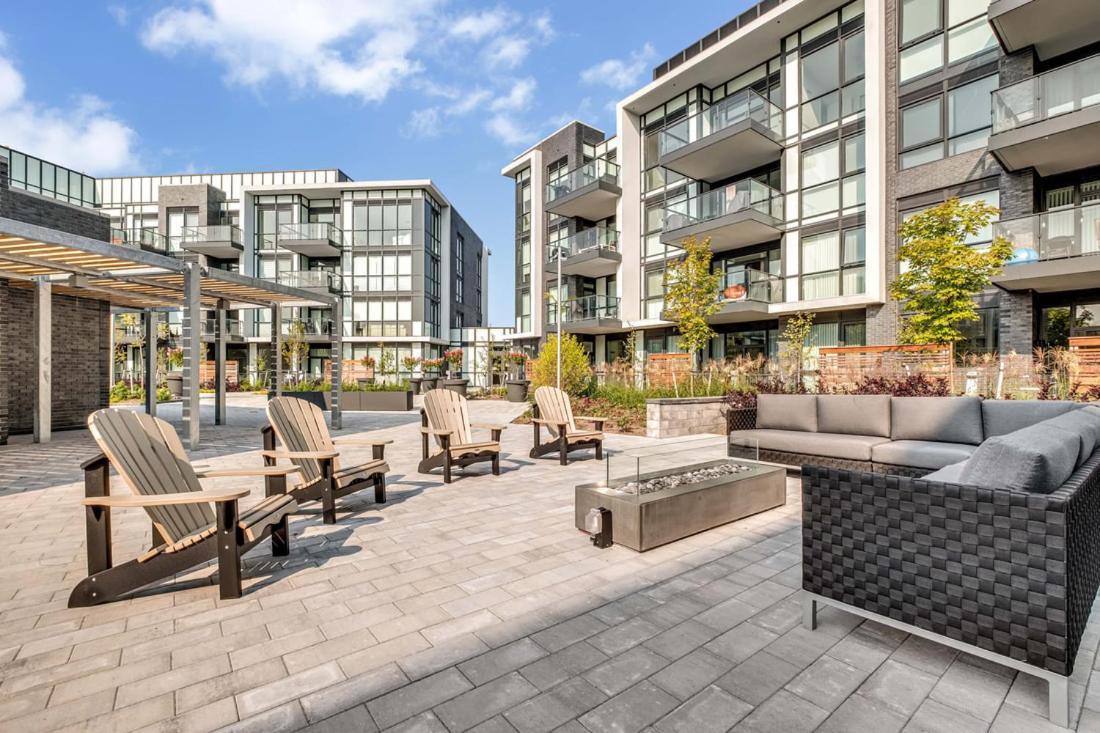 Pet Friendly Condos At Friday Harbour Innisfil Exterior photo